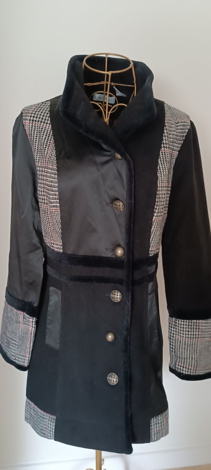 Manteau noir et carreaux. - photo numéro 6