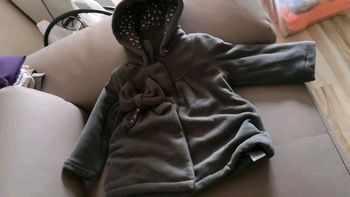 Veste chaude grise et cœur rose + bonnet écharpe