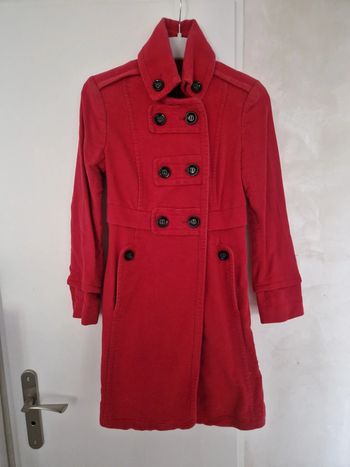 Manteau rouge mango XS tout petit prix : la cour rouge s'est délavée