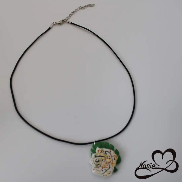 Pendentif en résine, transparent regroupant une rose et une feuille de rhododendron