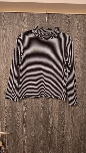 Sous-pull col roulé imprimé bleu marine et blanc 