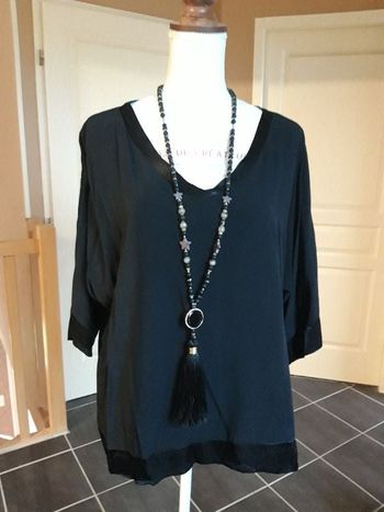 Blouse tunique noire neuve étiquetée bords satinés