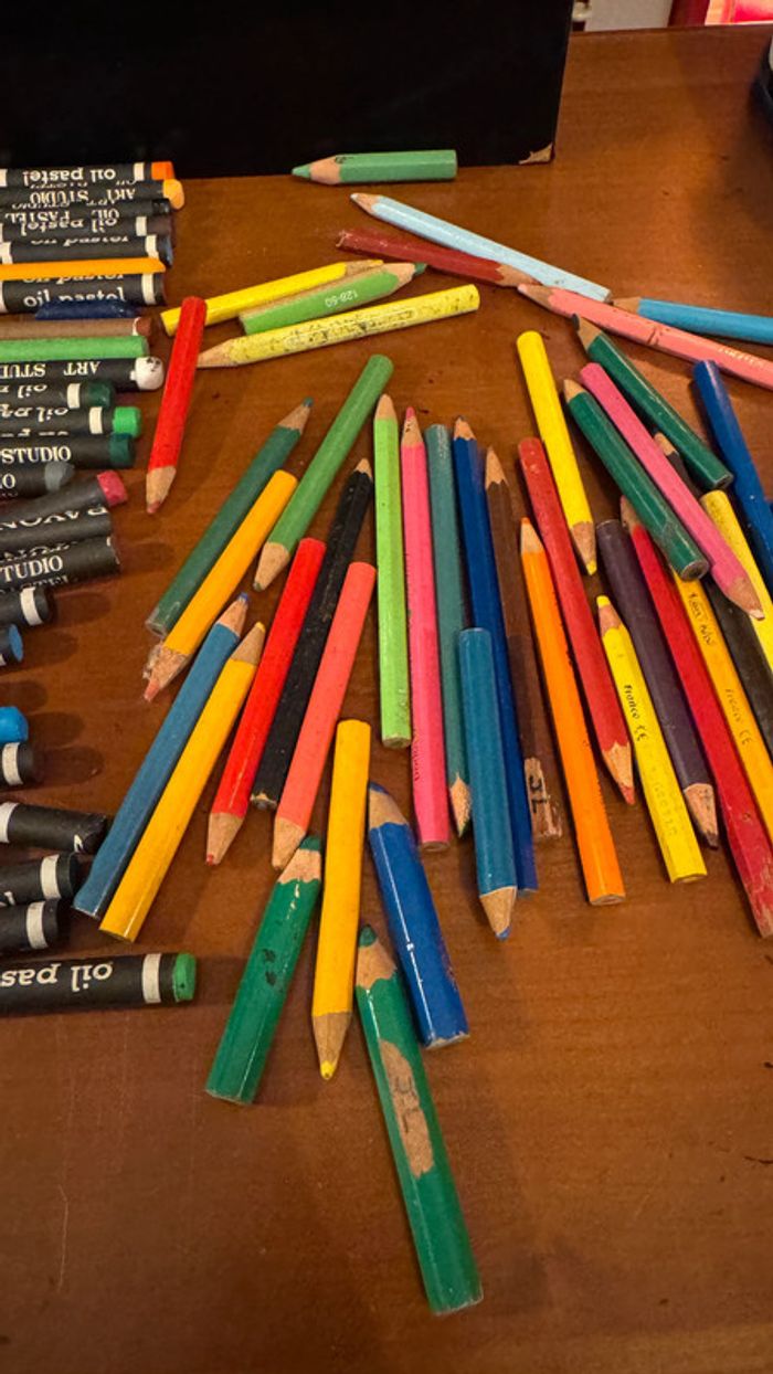 Ensemble de plusieurs crayon de couleur, crayon de cire, crayon à l’huile, et peinture - photo numéro 7