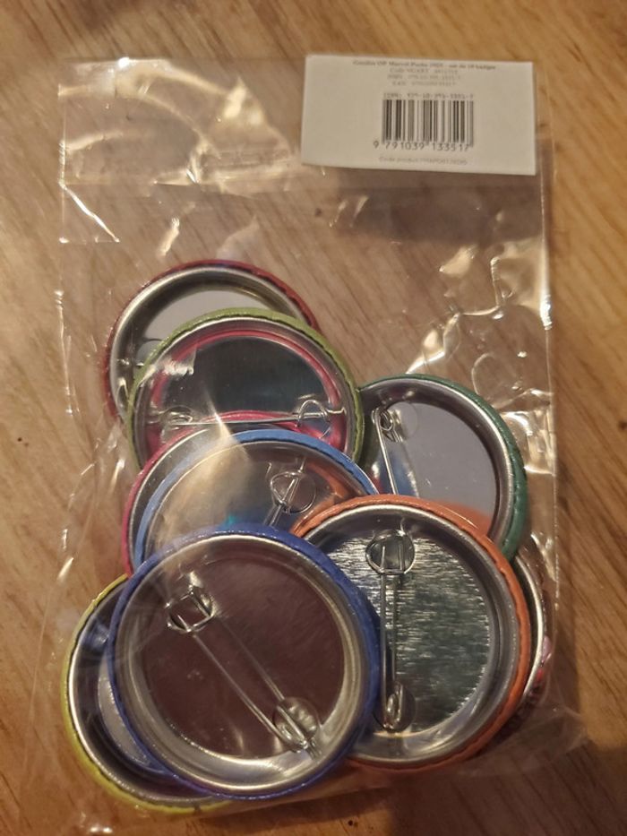Set de 10 badges Marvel neuf - photo numéro 3