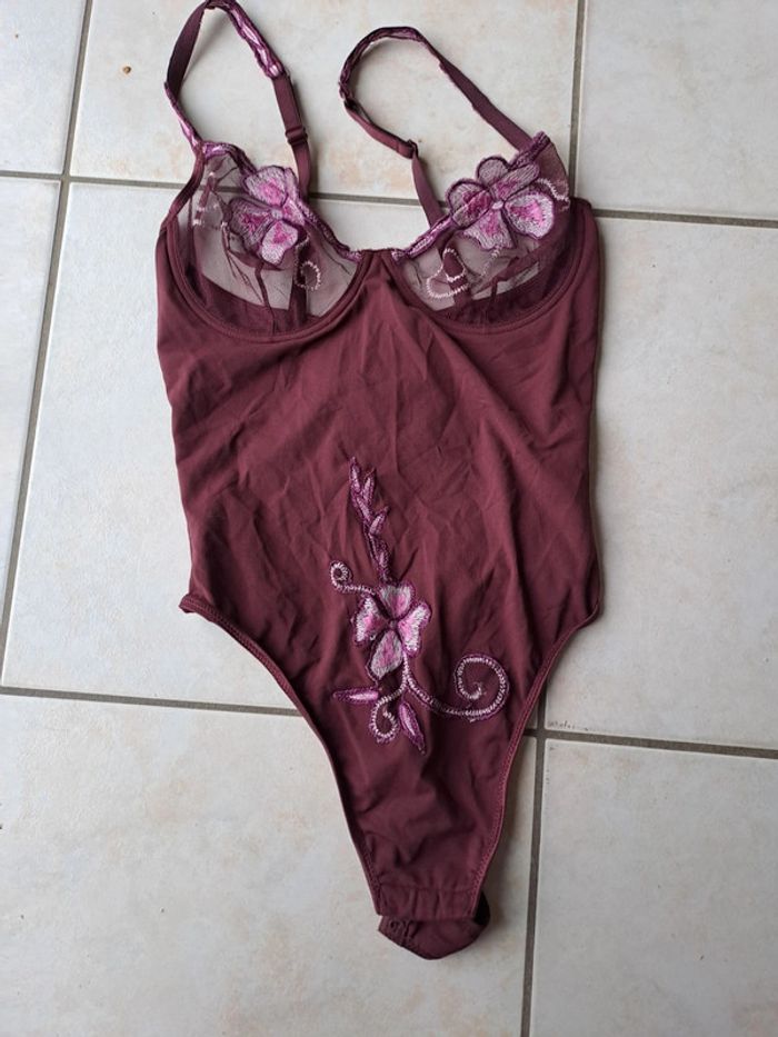Body brodé taille M