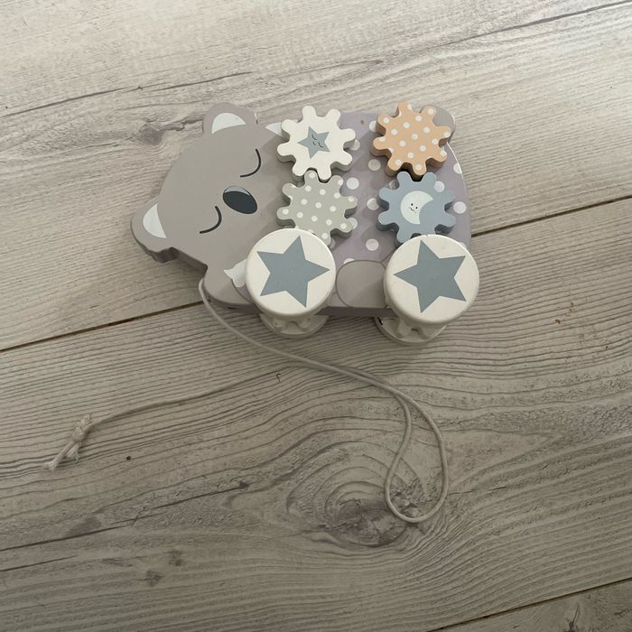 Koala en bois sur roulettes