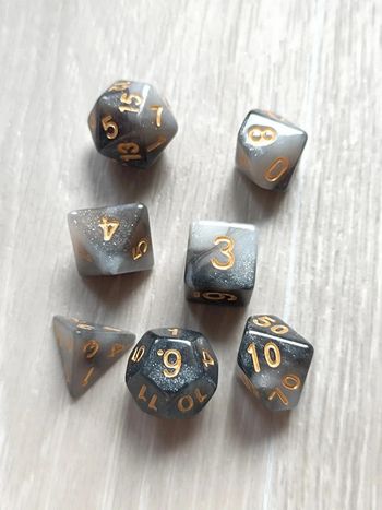 Lot de 7 dés noir crème irisé originaux pour activités