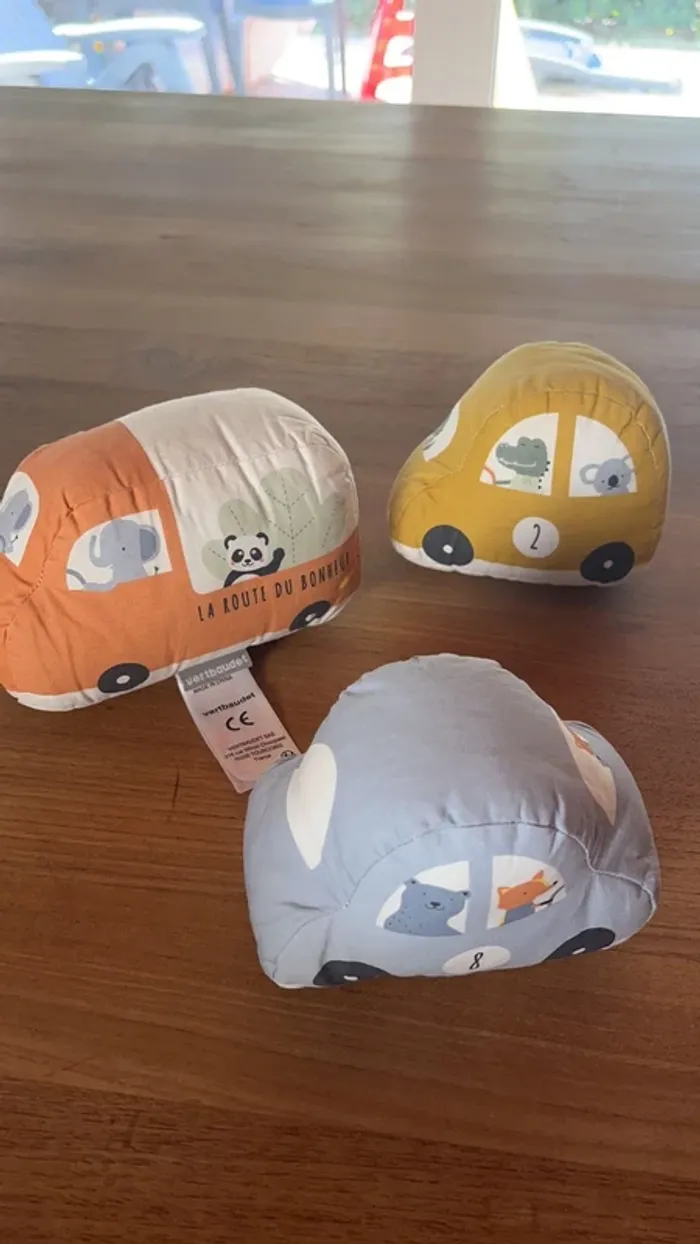 Lot 3 petites voitures en tissu pour deco chambre bebe vertbaudet
