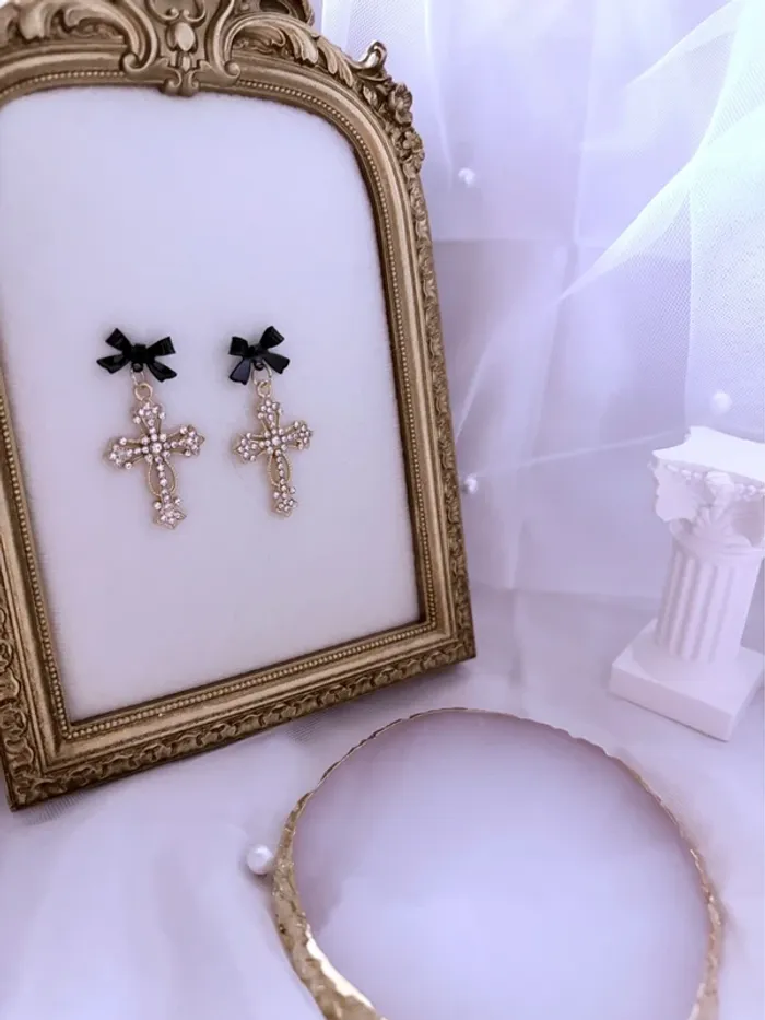 Boucles d’oreilles pendantes avec croix Witch