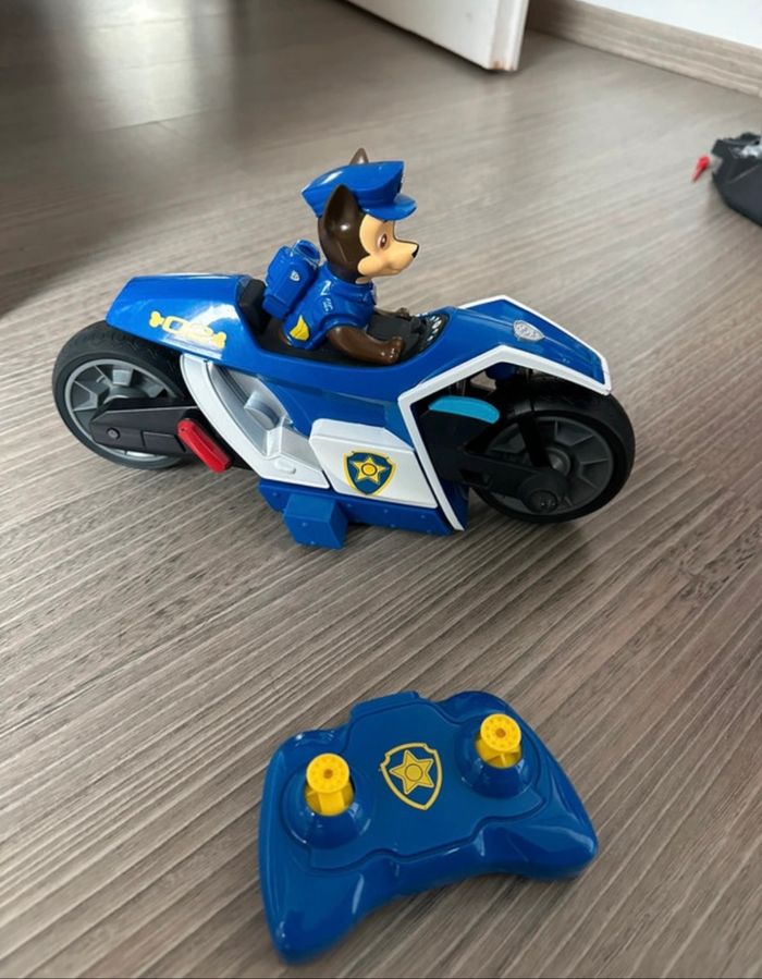 Moto de Chase radiocommandé - photo numéro 2