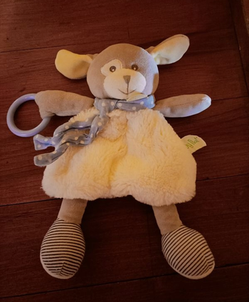 Peluche lapin blanc plat avecécharpe bleu et petits pois avec anneau, neuf