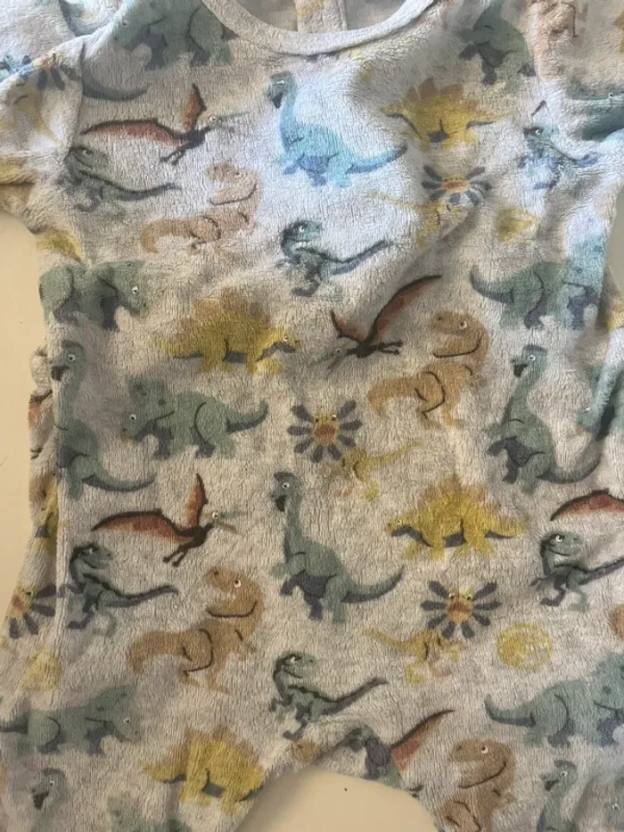 Pyjama velours dinosaure - 6 mois 🦖 - photo numéro 2