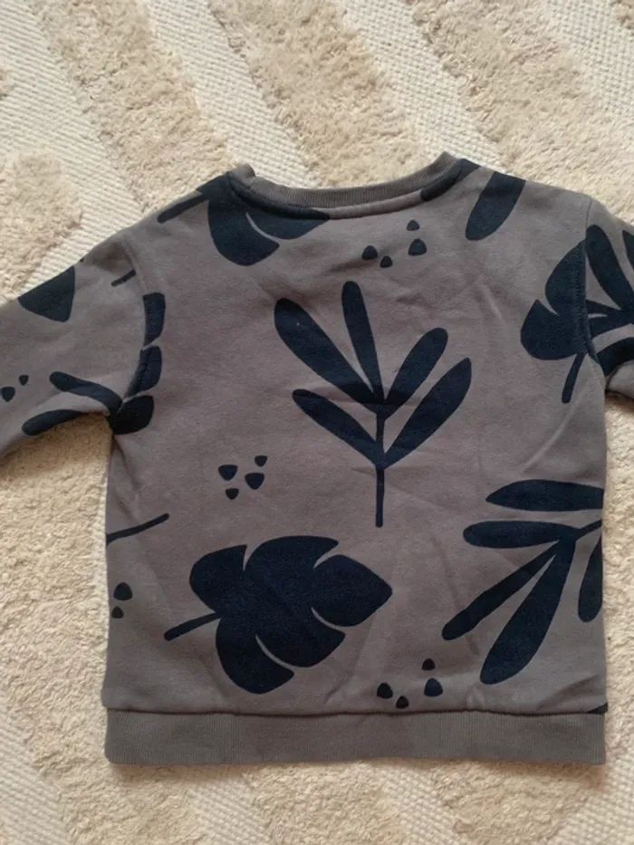 Sweat gris à motifs feuilles – Kiabi – Taille 4 ans (98-107 cm) - photo numéro 2