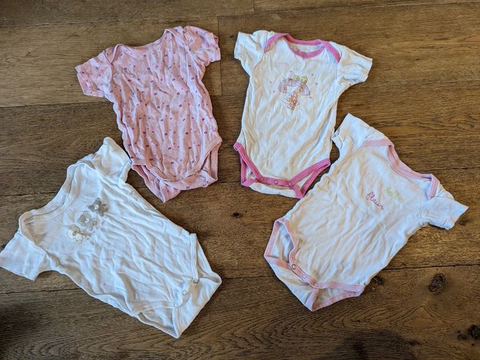 Lot 4 bodies manches courtes gemo 12 mois