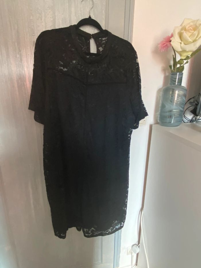 Robe noire en dentelle