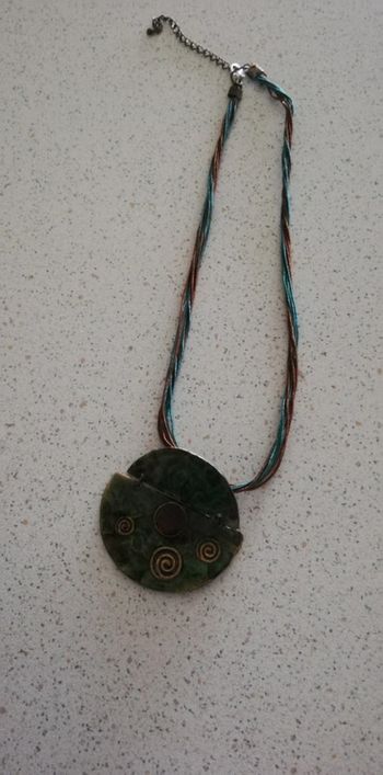 Collier marron et vert