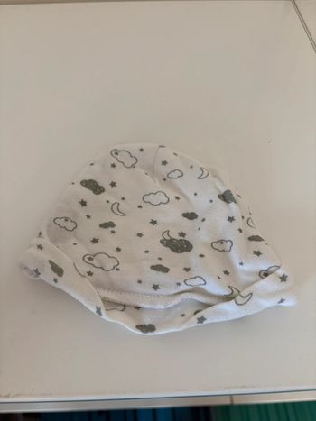 Bonnet blanc et gris nuage