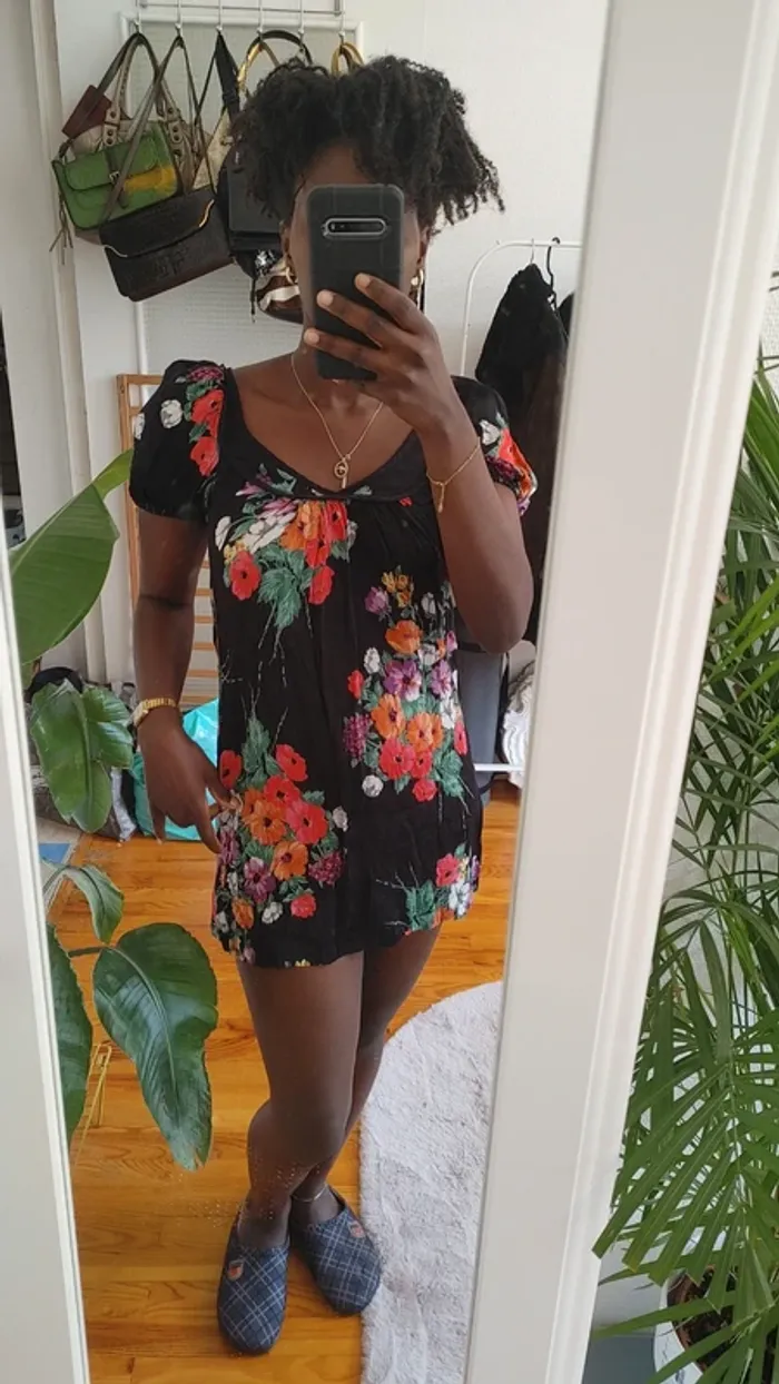 Mini robe manche courte ballon décolleté