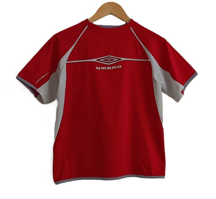 T shirt rouge et gris. Umbro. Taille 12 - 13 ans - photo numéro 1