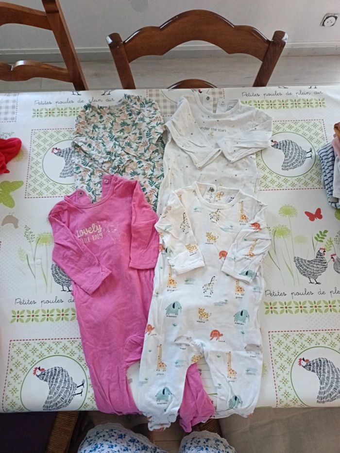 Lot de 4 pyjamas léger 9 mois