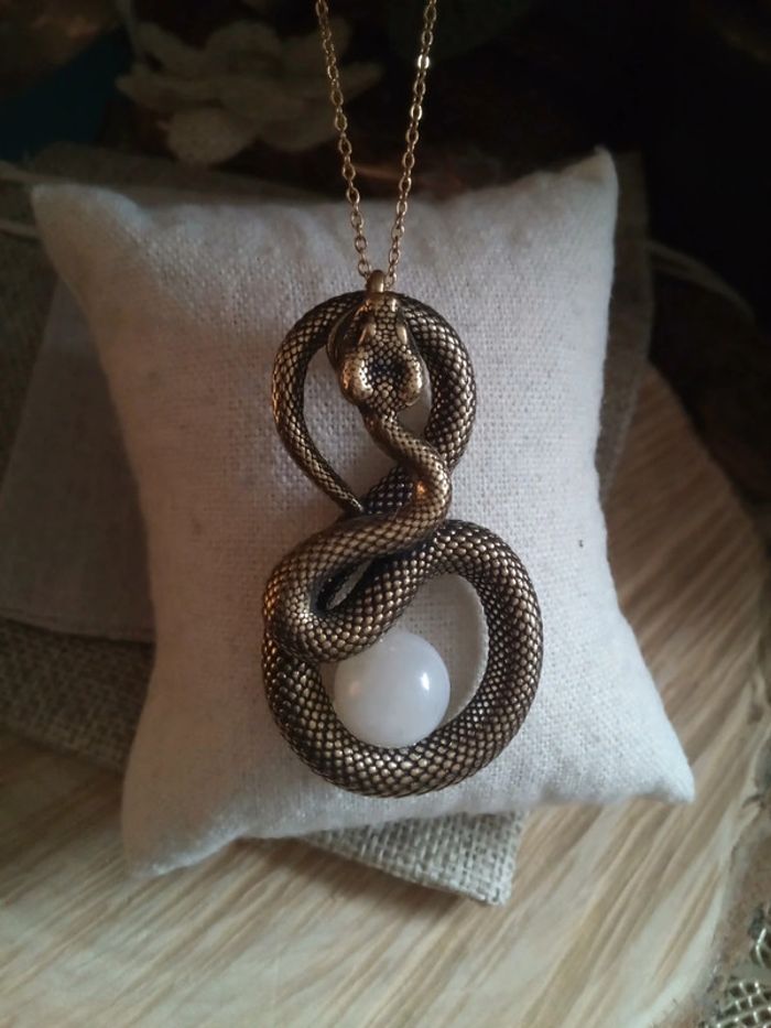 Collier sautoir pendentif serpent et sa pierre de lune