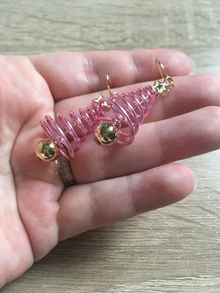 Boucles d’oreilles NEUVES pour femme forme sapin Noël 🎄 couleurs rose et doré - photo numéro 4