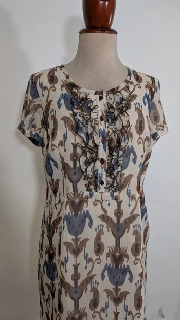 Vestido corto Gemfields New Look, gasa estampada con volantes y botones frontales