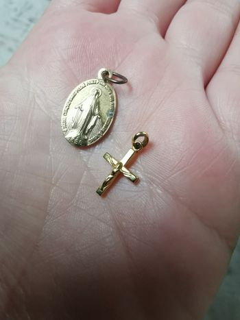 Lot religieux une Médaille de Vierge Marie et une croix