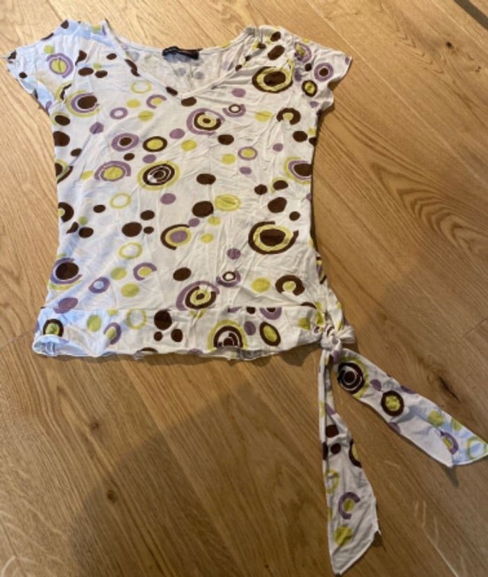 Top col V blanc cassé à pois colorés