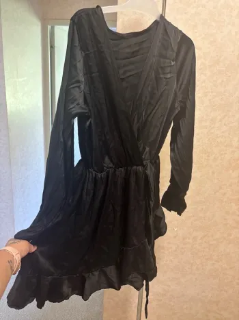 Robe  asymétrique noire taille  36 sans étiquette de taille