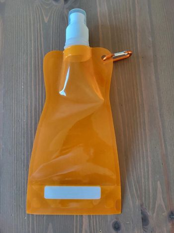 Gourde orange souple réutilisable bouchon sport  à accrocher NEUF