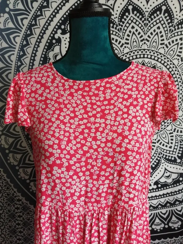 Robe courte fluide rose à fleurs blanches / shein / (M) - photo numéro 3