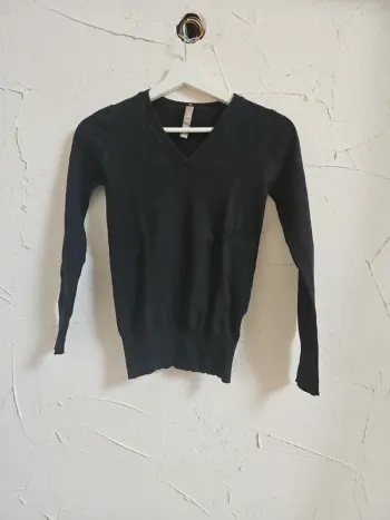 Pull noir col en V