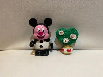 Figurine rare rosier et  carte alice au pays des merveilles disney