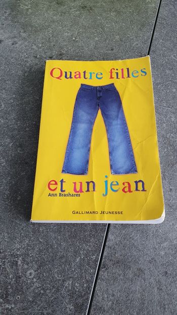 A donner dans un lot : Quatre filles et un jean