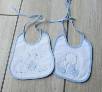 Lot de 2 bavoirs naissance.