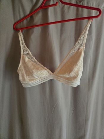 Soutien gorge beige pâle 90 C , jamais porter 