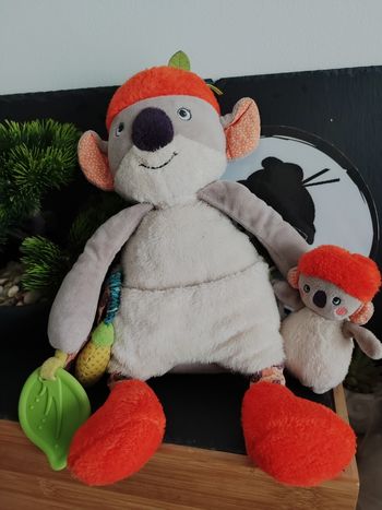 peluche d activités koco koala moulin roty dans la jungle gris orange Feuille