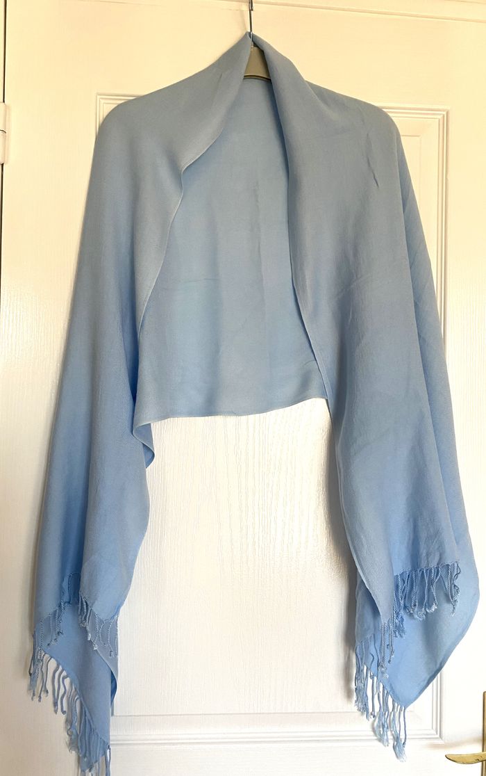 Etole ou foulard bleu ciel à franges