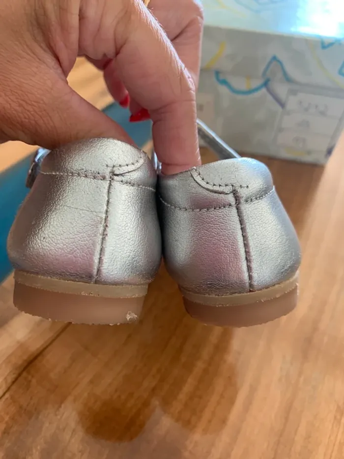 Jolie chaussures argentées taille 19 - photo numéro 4