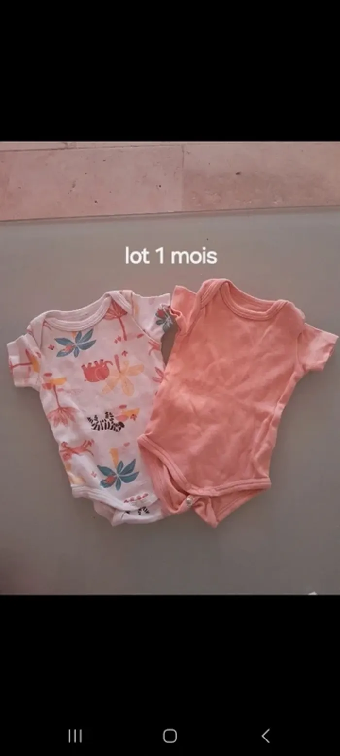 2 body MC fille 1 mois
