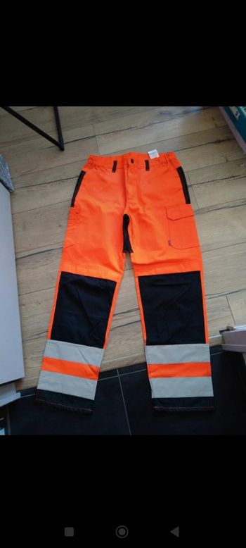 Pantalon de travail de taille M.