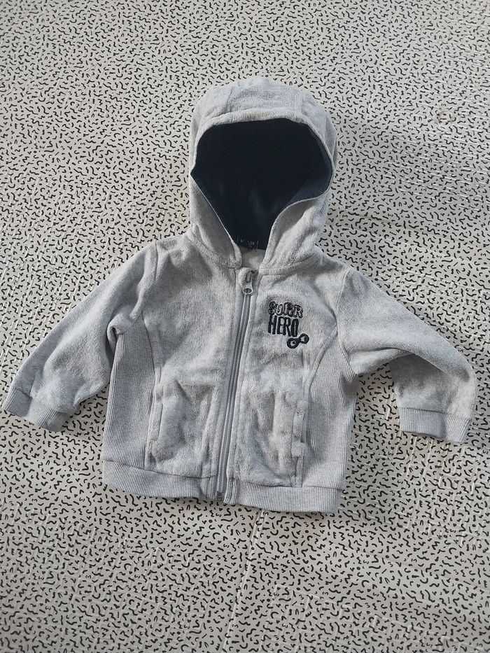 Gilet bébé KIABI gris à capuche "Super Hero" 12 mois - photo numéro 1
