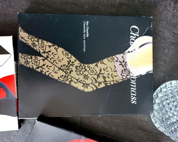 2 paire de bas Chantal Thomass blanc mariage et chocolat .1 collant dim taille 1 - photo numéro 7