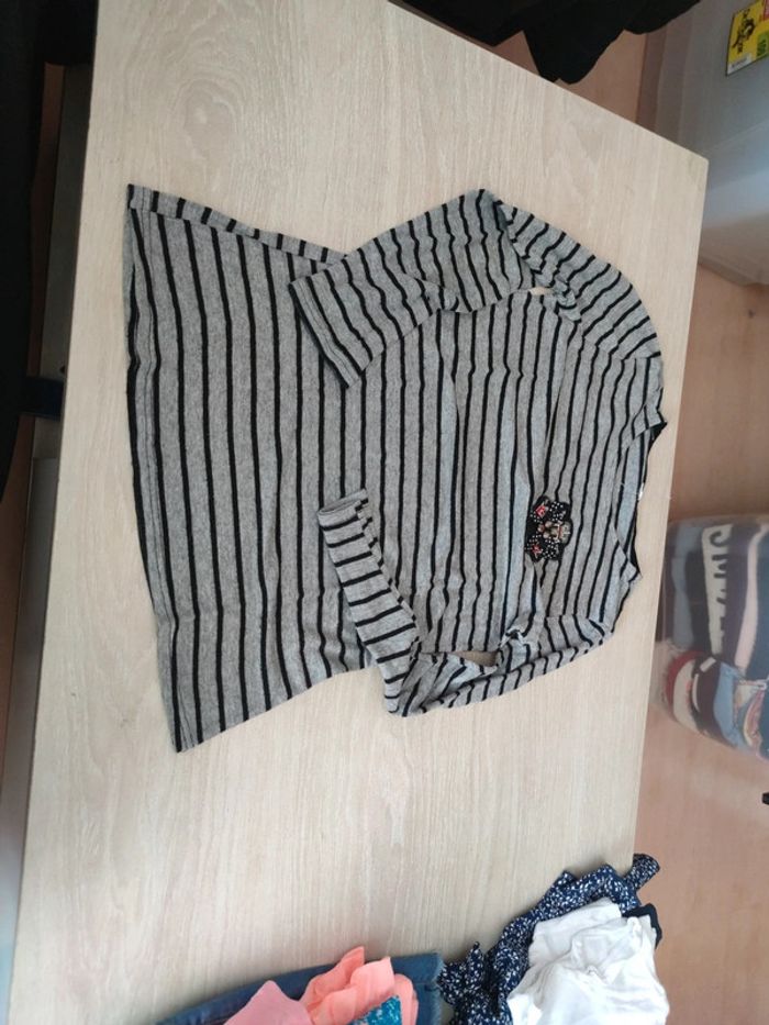 Tee shirt gris noir écusson 12 ans