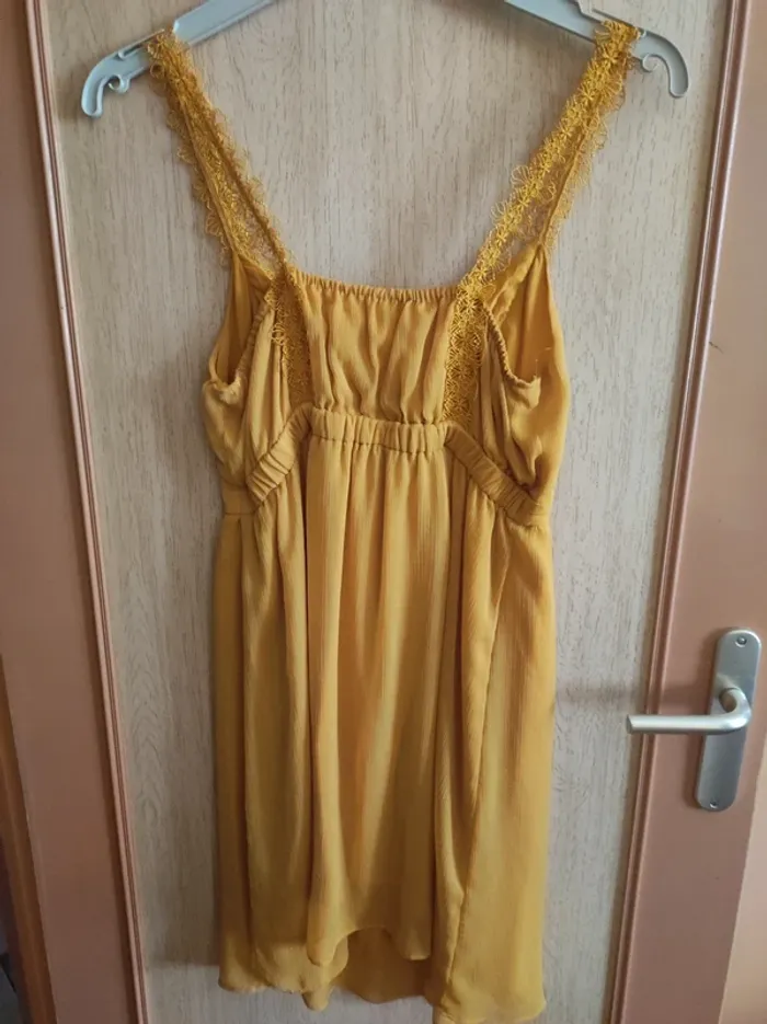Robe jaune moutarde a bretelles - photo numéro 6