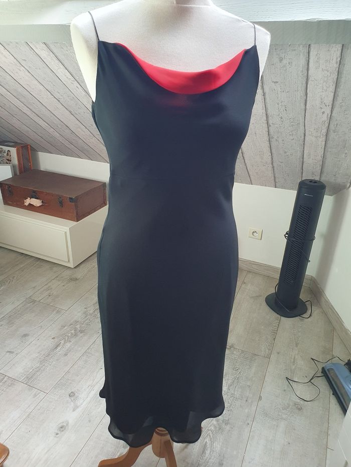 Robe noire et rouge. - photo numéro 2