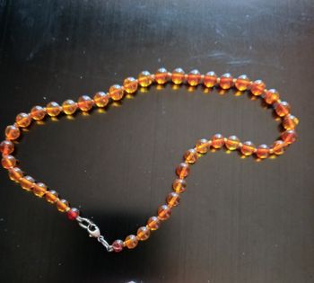 Collier de perles ambrées enfant