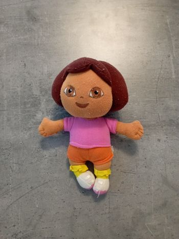 Peluche dora l'exploratrice