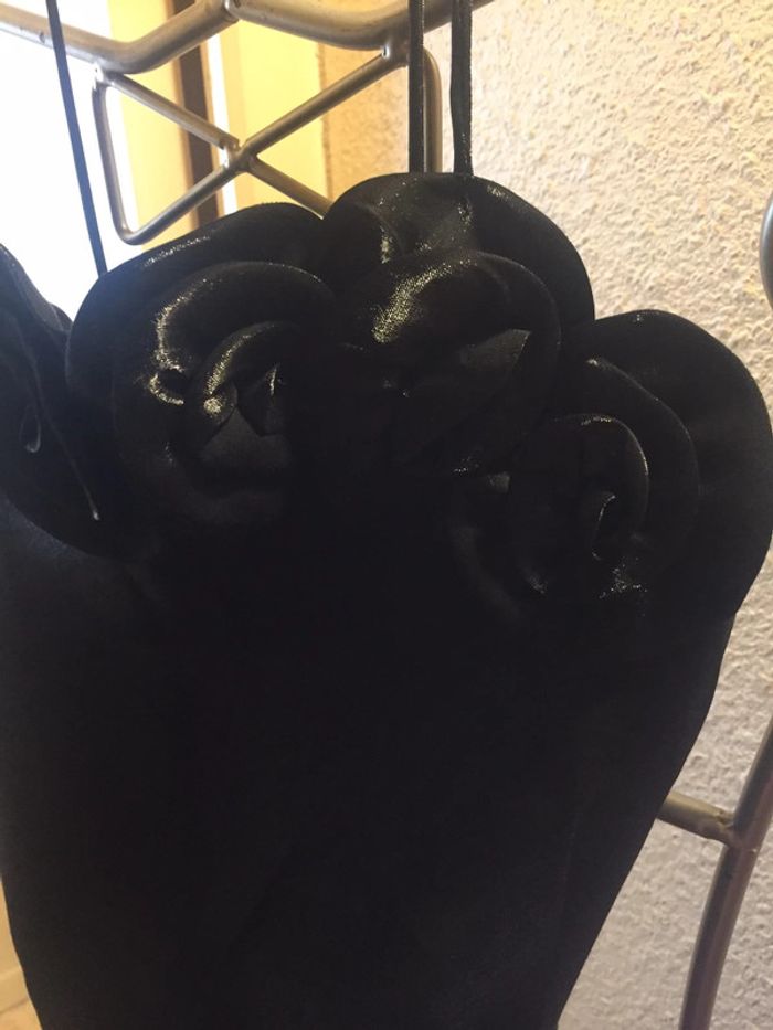 Robe de soirée noir satiné ornée de roses - photo numéro 4